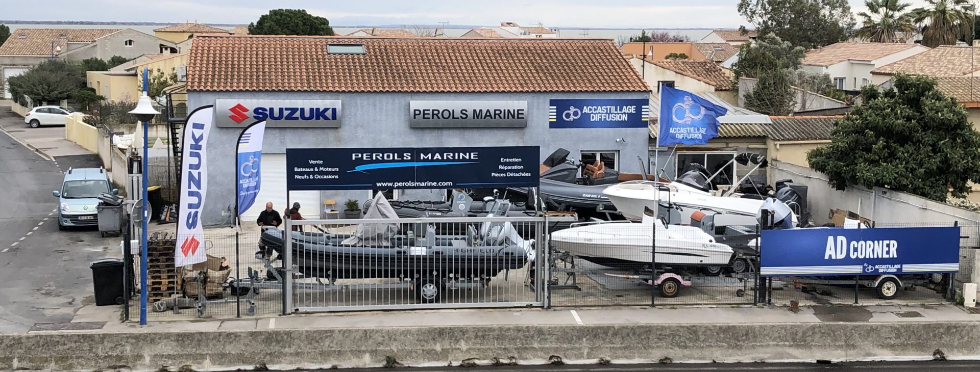 Pérols Marine<br />
Vente de Bateaux & Moteurs (neufs et occasions)<br />
Entretien & Réparation navale